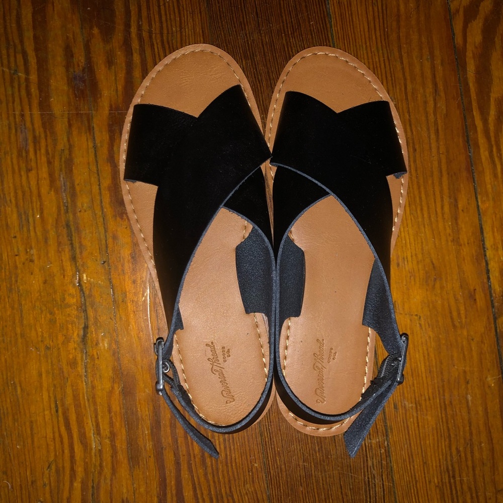 Strap sandals